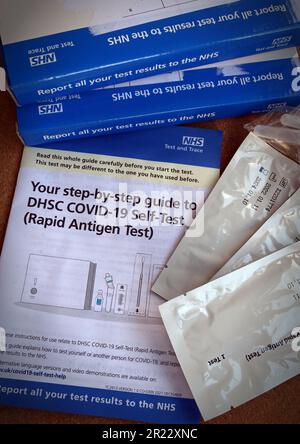 Blue Boxes of NHS Test & Trace Covid-19 Self-Test (Rapid Antigen Test), Cheshire, England, UK, WA4 Stockfoto