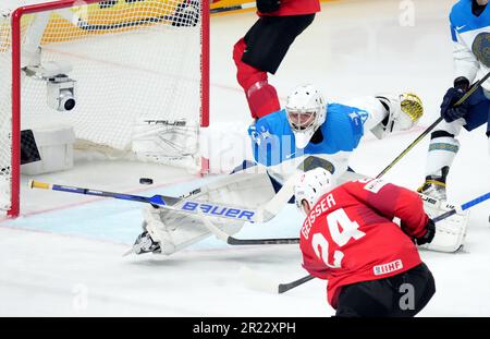 Riga, Lettland. 16. Mai 2023. Tobias Geisser (R) der Schweiz erzielt beim Spiel der Gruppe B zwischen Kasachstan und der Schweiz bei der IIHF-Eishockey-Weltmeisterschaft 2023 in Riga (Lettland) am 16. Mai 2023. Kredit: Edijs Palens/Xinhua/Alamy Live News Stockfoto