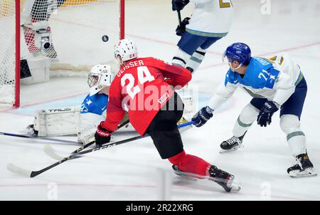 Riga, Lettland. 16. Mai 2023. Die Schweizer Tobias Geisser (C) erzielt beim Spiel der Gruppe B zwischen Kasachstan und der Schweiz bei der IIHF-Eishockey-Weltmeisterschaft 2023 in Riga (Lettland) am 16. Mai 2023. Kredit: Edijs Palens/Xinhua/Alamy Live News Stockfoto