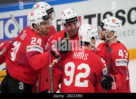 Riga, Lettland. 16. Mai 2023. Die Schweizer Spieler feiern ein Tor während des Spiels der Gruppe B zwischen Kasachstan und der Schweiz bei der IIHF-Eishockey-Weltmeisterschaft 2023 in Riga, Lettland, am 16. Mai 2023. Kredit: Edijs Palens/Xinhua/Alamy Live News Stockfoto