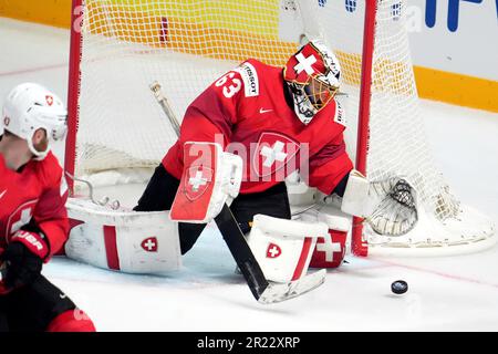 Riga, Lettland. 16. Mai 2023. Der Schweizer Torwart Leonardo Genoni versucht, während des Spiels der Gruppe B zwischen Kasachstan und der Schweiz bei der IIHF-Eishockey-Weltmeisterschaft 2023 in Riga (Lettland) am 16. Mai 2023 zu sparen. Kredit: Edijs Palens/Xinhua/Alamy Live News Stockfoto