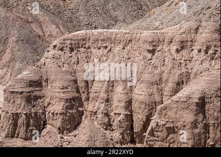 Borrego Springs, CA, USA - 24. April 2023: Aussichtspunkt Ocotillo Wells entlang des Borrego Salton Sea Way oder S22 zeigt braune Steinklippen Stockfoto