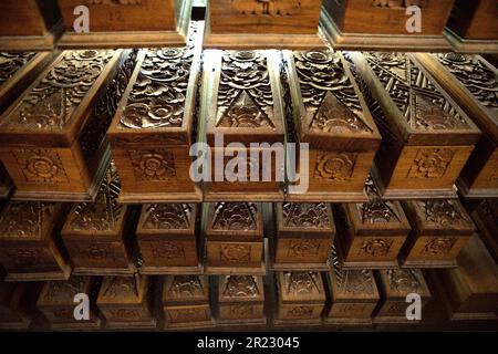 Holzkisten mit Palmenblättern, auf denen alte balinesische Texte geschrieben sind; im Gedong Kirtya Museum in Singaraja, Buleleng, Bali, Indonesien. Im September 2016 wurden 8370 Bündel von alten Ballinesischen Palmenblättern in balinesischen Familienhäusern gelagert. Sie sind jedoch anfällig für Witterungsänderungen, hohe Luftfeuchtigkeit, bis hin zu Angriffen von Nagetieren und Insekten, schrieb I Putu Ari Kurnia B. (Department of Library and Information Science, Airlangga University, Surabaya) und Ida Bagus Komang Sudarma (Hanacaraka Society, Denpasar) in einem 2017 veröffentlichten Papier. Stockfoto