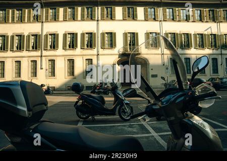 Mopeds auf der Straße in mailand, italien - Mai 2023. Hochwertiges Foto Stockfoto