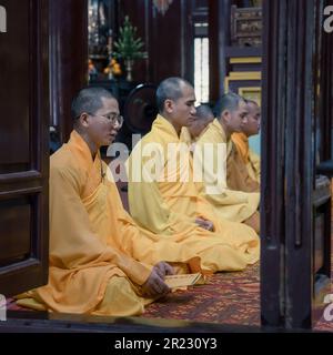 Hue, Vietnam, 17. November 2022: Buddhistische Mönche singen im Thien Mu Tempel in Hue, Zentralvietnam Stockfoto