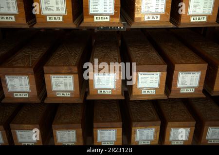 Holzkisten mit Palmenblättern, auf denen alte balinesische Texte geschrieben sind; im Gedong Kirtya Museum in Singaraja, Buleleng, Bali, Indonesien. Im September 2016 wurden 8370 Bündel von alten Ballinesischen Palmenblättern in balinesischen Familienhäusern gelagert. Sie sind jedoch anfällig für Witterungsänderungen, hohe Luftfeuchtigkeit, bis hin zu Angriffen von Nagetieren und Insekten, schrieb I Putu Ari Kurnia B. (Department of Library and Information Science, Airlangga University, Surabaya) und Ida Bagus Komang Sudarma (Hanacaraka Society, Denpasar) in einem 2017 veröffentlichten Papier. Stockfoto