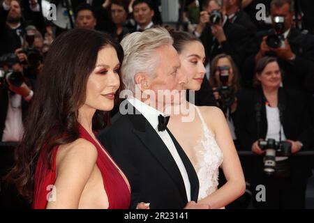 Cannes, Frankreich. 16. Mai 2023. CANNES, Frankreich auf der 16. Mai 2023; Catherine Zeta-Jones, Michael Douglas und ihre Tochter Carys Zeta Douglas nehmen am 16. Mai 2023 in Cannes, Frankreich, an der Show und Eröffnungszeremonie „Jeanne du Barry“ auf dem 76. Jährlichen Filmfestival in Cannes am Palais des Festivals Teil, Bild und Copyright Thierry CARPICO/ATP Images (CARPICO/Thierry/Credit): SPP Sport Press Photo (SPP Sport Presse Foto). Alamy Live News Stockfoto