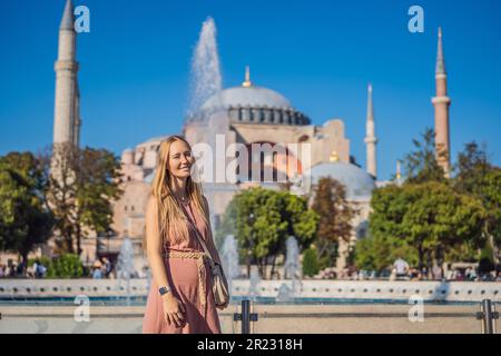 Frau genießen einen wunderschönen Blick auf die Hagia Sophia Kathedrale, die berühmte moschee des islamischen Wahrzeichens, Reisen Sie nach Istanbul, Türkei. Sonnige Architektur und Hagia Stockfoto