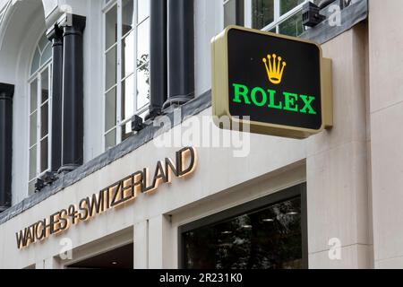 London, UK - 9. Mai 2023 : Rolex-Schild vor einem Geschäft in London. Rolex ist ein Uhrmacher der Luxusklasse, der 1955 von Hans Wilsdorf und Alfred Davis gegründet wurde. Stockfoto