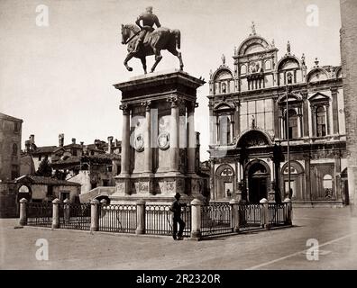 1870 Ca , Venedig , ITALIEN : die Bronzestatue von Condottiero BARTOLOMEO COLLEONI ( 1395 - 1475 ) von ANDREA DEL VERROCCHIO ( 1435 - 1888 ). Auf dem Podest auf dem Platz CAMPO SANTI GIOVANNI E PAOLO vor der Kirche der Heiligen Johannes und Paul. Im Hintergrund dieses Fotos die SCUOLA GRANDE und DIE OSPEDALE DI SAN MARCO . Unbekannter Fotograf. - VENEZIA - Campo Chiesa di San Giovanni e Paolo Apostoli - ITALIA - Capitano di Ventura - Generale - ritratto - STATUA - STATUA - SCULTURA EQUESTRE - SKULPTUR - KUNST - ARTE - RINASCIMENTO - RENAISSANCE - OTTOCENTO - 800 - '800 - ARCHITETTU Stockfoto