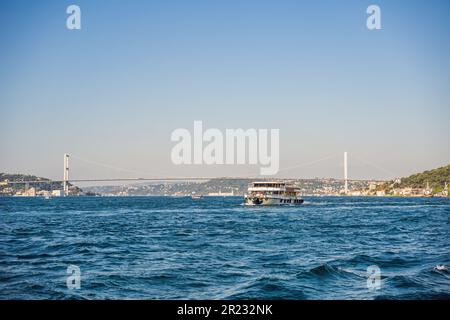 Muslimische Architektur und Wassertransport in der Türkei - wunderschön Sehen Sie touristische Wahrzeichen von der Seereise auf dem Bosporus Stockfoto