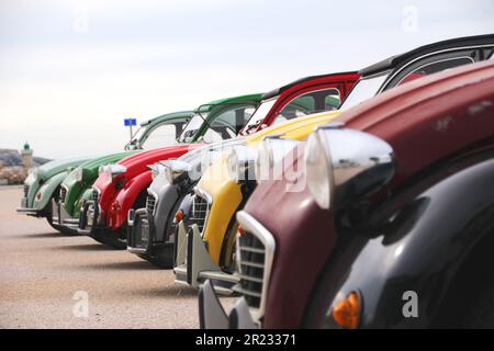 Nebeneinander geparkte klassische und Oldtimer in verschiedenen Farben. Ideal, wenn Sie ein Liebhaber von alten Autos oder Mechanikern sind Stockfoto