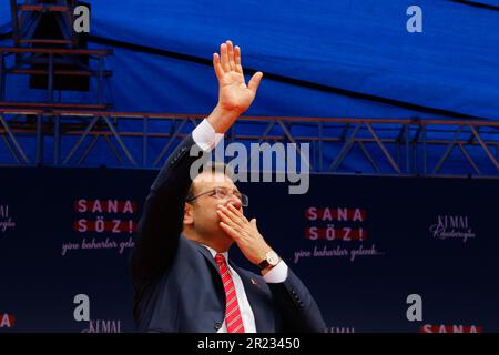 Bolu, Türkei. 9. Mai 2023. Die Stadtverwaltung Istanbul Ekrem Imamoglu begrüßt seine Anhänger während der Veranstaltung. Nation Alliance Präsidentschaftskandidat Kemal K?l?cdaroglu und Vizepräsident Kandidat Ekrem?mamo?lu sprachen die Bürger in Bolu, Türkei. (Kreditbild: © Yusuf Belek/SOPA Images via ZUMA Press Wire) NUR REDAKTIONELLE VERWENDUNG! Nicht für den kommerziellen GEBRAUCH! Stockfoto