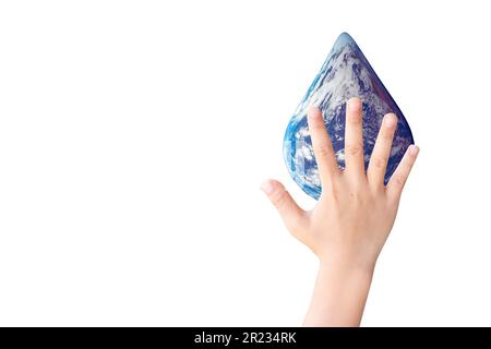 Junge Hand hoch, um die Erde in Form zu berühren Wassertropfen von der Spitze der Kinder Hand auf Erde Tag auf isoliertem weißen Hintergrund mit Schneideweg und c Stockfoto