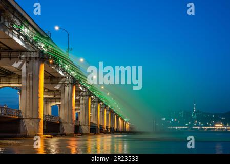 Banpo Bridge Mondschein-Regenbogenbrunnen am Han River in Seoul, der Hauptstadt Südkoreas Stockfoto