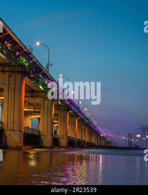 Banpo Bridge Mondschein-Regenbogenbrunnen am Han River in Seoul, der Hauptstadt Südkoreas Stockfoto