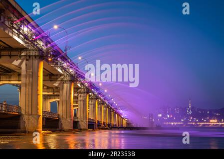 Banpo Bridge Mondschein-Regenbogenbrunnen am Han River in Seoul, der Hauptstadt Südkoreas Stockfoto