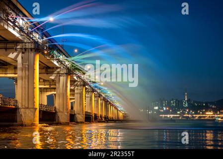 Banpo Bridge Mondschein-Regenbogenbrunnen am Han River in Seoul, der Hauptstadt Südkoreas Stockfoto