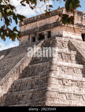 Aus der Nähe des Kukulkan Tempels: Die größte Pyramide von Chichen Itza Stockfoto