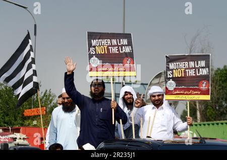 Peshawar, Khyber Pakhtunkhwa, Pakistan. 15. Mai 2023. Aktivisten der Pakistan Muslim League (N) und Anhänger der Pakistanischen Demokratischen Bewegung (PDM) verlassen sich zu einer Kundgebung in Islamabad, um gegen die angebliche ungebührliche Erleichterung der Justiz gegenüber dem ehemaligen pakistanischen Premierminister Imran Khan zu protestieren. (Kreditbild: © Hussain Ali/Pacific Press via ZUMA Press Wire) NUR REDAKTIONELLE VERWENDUNG! Nicht für den kommerziellen GEBRAUCH! Stockfoto