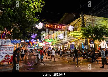 SIEM REAP, KAMBODSCHA - AUG 03 2017: Bars, Restaurants und Lichter entlang der Pub Street in Siem Reap, Kambodscha bei Nacht. Stockfoto