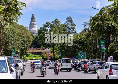 PHNOM PENH, KAMBODSCHA - 02. AUGUST 2017: Wat Phnom ist ein buddhistischer Tempel in Phnom Penh, Kambodscha. Es ist die höchste religiöse Struktur in der Stadt Stockfoto