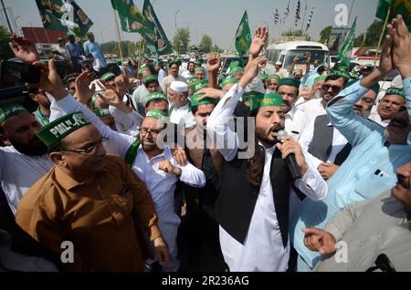 Peshawar, Khyber Pakhtunkhwa, Pakistan. 15. Mai 2023. Aktivisten der Pakistan Muslim League (N) und Anhänger der Pakistanischen Demokratischen Bewegung (PDM) verlassen sich zu einer Kundgebung in Islamabad, um gegen die angebliche ungebührliche Erleichterung der Justiz gegenüber dem ehemaligen pakistanischen Premierminister Imran Khan zu protestieren. (Kreditbild: © Hussain Ali/Pacific Press via ZUMA Press Wire) NUR REDAKTIONELLE VERWENDUNG! Nicht für den kommerziellen GEBRAUCH! Stockfoto