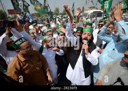 Peshawar, Khyber Pakhtunkhwa, Pakistan. 15. Mai 2023. Aktivisten der Pakistan Muslim League (N) und Anhänger der Pakistanischen Demokratischen Bewegung (PDM) verlassen sich zu einer Kundgebung in Islamabad, um gegen die angebliche ungebührliche Erleichterung der Justiz gegenüber dem ehemaligen pakistanischen Premierminister Imran Khan zu protestieren. (Kreditbild: © Hussain Ali/Pacific Press via ZUMA Press Wire) NUR REDAKTIONELLE VERWENDUNG! Nicht für den kommerziellen GEBRAUCH! Stockfoto