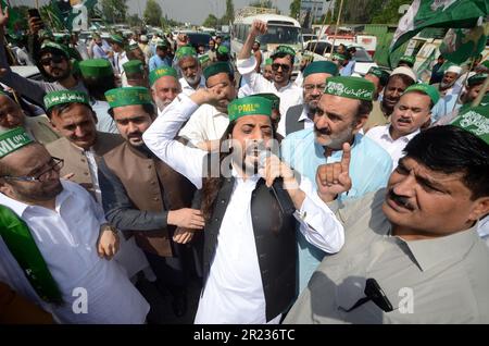 Peshawar, Khyber Pakhtunkhwa, Pakistan. 15. Mai 2023. Aktivisten der Pakistan Muslim League (N) und Anhänger der Pakistanischen Demokratischen Bewegung (PDM) verlassen sich zu einer Kundgebung in Islamabad, um gegen die angebliche ungebührliche Erleichterung der Justiz gegenüber dem ehemaligen pakistanischen Premierminister Imran Khan zu protestieren. (Kreditbild: © Hussain Ali/Pacific Press via ZUMA Press Wire) NUR REDAKTIONELLE VERWENDUNG! Nicht für den kommerziellen GEBRAUCH! Stockfoto