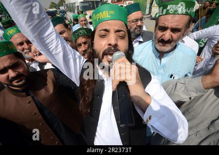 Peshawar, Khyber Pakhtunkhwa, Pakistan. 15. Mai 2023. Aktivisten der Pakistan Muslim League (N) und Anhänger der Pakistanischen Demokratischen Bewegung (PDM) verlassen sich zu einer Kundgebung in Islamabad, um gegen die angebliche ungebührliche Erleichterung der Justiz gegenüber dem ehemaligen pakistanischen Premierminister Imran Khan zu protestieren. (Kreditbild: © Hussain Ali/Pacific Press via ZUMA Press Wire) NUR REDAKTIONELLE VERWENDUNG! Nicht für den kommerziellen GEBRAUCH! Stockfoto