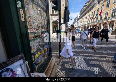 Lissabon, Portugal. 02. Mai 2023. Man sieht Leute beim Spaziergang entlang der Rua da Prata (Da Prata Straße) im Viertel Baixa. Kredit: SOPA Images Limited/Alamy Live News Stockfoto