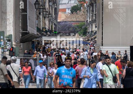 Lissabon, Portugal. 02. Mai 2023. Man sieht Leute beim Spaziergang entlang der Rua da Prata (Da Prata Straße) im Viertel Baixa. Kredit: SOPA Images Limited/Alamy Live News Stockfoto