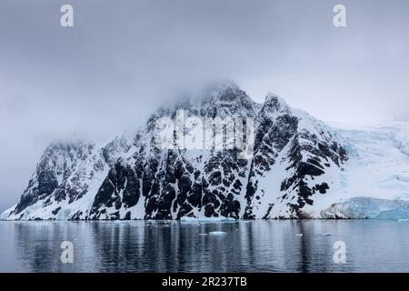 Segeln durch den Lemaire-Kanal, Antarktis Stockfoto