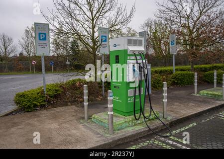 Lusk, County Dublin, Irland, 29. März 2023. ESB E Car Charge Point im Parkbereich für Elektro- und Hybridfahrzeuge öffentlicher Parkplatz Stockfoto