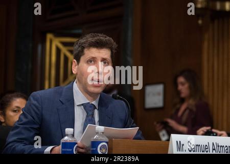 Washington, USA, 16/05/2023, Samuel Altman, CEO, OpenAI, bietet seine Eröffnungsansprache während eines Senatsausschusses für Justiz - Unterausschuss für Datenschutz, Technologie und die Anhörung zur Gesetzesaufsicht zur Untersuchung von KI, mit Schwerpunkt auf Regeln für künstliche Intelligenz, im Dirksen Senate Office Building in Washington, DC, USA, Dienstag, 16. Mai, 2023. Sam Altman, CEO von OpenAI, dem Unternehmen hinter ChatGPT, hat am Dienstag vor einem Ausschuss des US-Senats über die Möglichkeiten und Fallstricke der neuen Technologie ausgesagt. Herr Altman sagte, dass eine neue Agentur gegründet werden sollte, um KI-Unternehmen Lizenzen zu erteilen. Foto von Rod Stockfoto