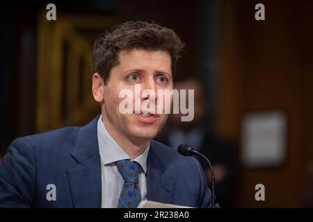 Washington, USA, 16/05/2023, Samuel Altman, CEO, OpenAI, bietet seine Eröffnungsansprache während eines Senatsausschusses für Justiz - Unterausschuss für Datenschutz, Technologie und die Anhörung zur Gesetzesaufsicht zur Untersuchung von KI, mit Schwerpunkt auf Regeln für künstliche Intelligenz, im Dirksen Senate Office Building in Washington, DC, USA, Dienstag, 16. Mai, 2023. Sam Altman, CEO von OpenAI, dem Unternehmen hinter ChatGPT, hat am Dienstag vor einem Ausschuss des US-Senats über die Möglichkeiten und Fallstricke der neuen Technologie ausgesagt. Herr Altman sagte, dass eine neue Agentur gegründet werden sollte, um KI-Unternehmen Lizenzen zu erteilen. Foto von Rod Stockfoto