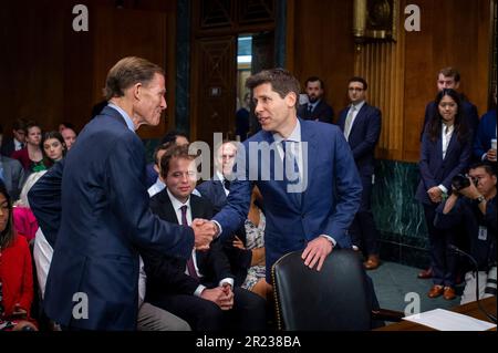 Washington, USA, 16/05/2023, Samuel Altman, CEO, OpenAI, rechts, wird vom US-Senator Richard Blumenthal (Demokrat von Connecticut), links, begrüßt, als er für einen Senatskomitee für Justiz eintrifft - Unterausschuss für Datenschutz, Technologie, Und die Anhörung zur Gesetzesaufsicht zur Untersuchung von künstlicher Intelligenz, mit Schwerpunkt auf Regeln für künstliche Intelligenz, im Dirksen Senatsgebäude in Washington, DC, USA, Dienstag, 16. Mai, 2023. Sam Altman, CEO von OpenAI, dem Unternehmen hinter ChatGPT, hat am Dienstag vor einem Ausschuss des US-Senats über die Möglichkeiten und Fallstricke der neuen Technologie ausgesagt. Herr Alt Stockfoto