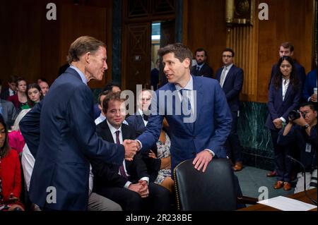 Washington, USA, 16/05/2023, Samuel Altman, CEO, OpenAI, rechts, wird vom US-Senator Richard Blumenthal (Demokrat von Connecticut), links, begrüßt, als er für einen Senatskomitee für Justiz eintrifft - Unterausschuss für Datenschutz, Technologie, Und die Anhörung zur Gesetzesaufsicht zur Untersuchung von künstlicher Intelligenz, mit Schwerpunkt auf Regeln für künstliche Intelligenz, im Dirksen Senatsgebäude in Washington, DC, USA, Dienstag, 16. Mai, 2023. Sam Altman, CEO von OpenAI, dem Unternehmen hinter ChatGPT, hat am Dienstag vor einem Ausschuss des US-Senats über die Möglichkeiten und Fallstricke der neuen Technologie ausgesagt. Herr Alt Stockfoto