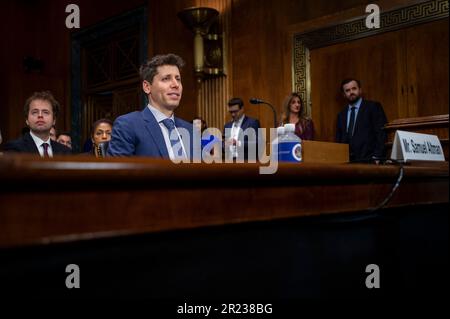 Washington, USA, 16/05/2023, Samuel Altman, CEO, OpenAI, nimmt seinen Platz am Zeugentisch ein während eines Senatsausschusses für Justiz - Unterausschuss für Datenschutz, Technologie und die Anhörung zur Gesetzesaufsicht, um A.I. zu untersuchen, mit Schwerpunkt auf Regeln für künstliche Intelligenz, im Dirksen Senate Office Building in Washington, DC, USA, Dienstag, 16. Mai, 2023. Sam Altman, CEO von OpenAI, dem Unternehmen hinter ChatGPT, hat am Dienstag vor einem Ausschuss des US-Senats über die Möglichkeiten und Fallstricke der neuen Technologie ausgesagt. Herr Altman sagte, dass eine neue Agentur gegründet werden sollte, um KI-Unternehmen Lizenzen zu erteilen. Foto Stockfoto