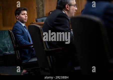 Washington, USA, 16/05/2023, Samuel Altman, links, CEO, OpenAI, hört zu, während Gary Marcus, rechts, Professor Emeritus, New York University, seine Eröffnungsrede während eines Senatsausschusses für das Justizwesen, Unterausschuss für Datenschutz, Technologie, Und die Anhörung zur Gesetzesaufsicht zur Untersuchung von künstlicher Intelligenz, mit Schwerpunkt auf Regeln für künstliche Intelligenz, im Dirksen Senatsgebäude in Washington, DC, USA, Dienstag, 16. Mai, 2023. Sam Altman, CEO von OpenAI, dem Unternehmen hinter ChatGPT, hat am Dienstag vor einem Ausschuss des US-Senats über die Möglichkeiten und Fallstricke der neuen Technologie ausgesagt. Herr Stockfoto