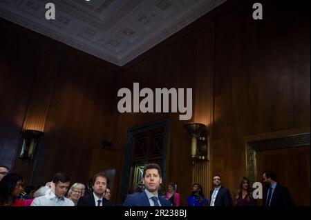 Washington, USA, 16/05/2023, Samuel Altman, CEO, OpenAI, nimmt seinen Platz am Zeugentisch ein während eines Senatsausschusses für Justiz - Unterausschuss für Datenschutz, Technologie und die Anhörung zur Gesetzesaufsicht, um A.I. zu untersuchen, mit Schwerpunkt auf Regeln für künstliche Intelligenz, im Dirksen Senate Office Building in Washington, DC, USA, Dienstag, 16. Mai, 2023. Sam Altman, CEO von OpenAI, dem Unternehmen hinter ChatGPT, hat am Dienstag vor einem Ausschuss des US-Senats über die Möglichkeiten und Fallstricke der neuen Technologie ausgesagt. Herr Altman sagte, dass eine neue Agentur gegründet werden sollte, um KI-Unternehmen Lizenzen zu erteilen. Foto Stockfoto