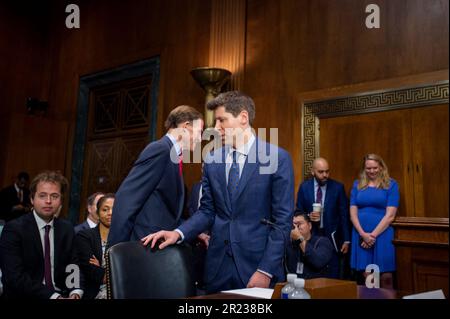 Washington, USA, 16/05/2023, Samuel Altman, CEO, OpenAI, rechts, wird vom US-Senator Richard Blumenthal (Demokrat von Connecticut), links, begrüßt, als er für einen Senatskomitee für Justiz eintrifft - Unterausschuss für Datenschutz, Technologie, Und die Anhörung zur Gesetzesaufsicht zur Untersuchung von künstlicher Intelligenz, mit Schwerpunkt auf Regeln für künstliche Intelligenz, im Dirksen Senatsgebäude in Washington, DC, USA, Dienstag, 16. Mai, 2023. Sam Altman, CEO von OpenAI, dem Unternehmen hinter ChatGPT, hat am Dienstag vor einem Ausschuss des US-Senats über die Möglichkeiten und Fallstricke der neuen Technologie ausgesagt. Herr Alt Stockfoto