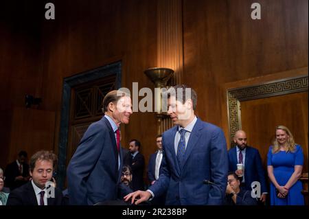 Washington, USA, 16/05/2023, Samuel Altman, CEO, OpenAI, rechts, wird vom US-Senator Richard Blumenthal (Demokrat von Connecticut), links, begrüßt, als er für einen Senatskomitee für Justiz eintrifft - Unterausschuss für Datenschutz, Technologie, Und die Anhörung zur Gesetzesaufsicht zur Untersuchung von künstlicher Intelligenz, mit Schwerpunkt auf Regeln für künstliche Intelligenz, im Dirksen Senatsgebäude in Washington, DC, USA, Dienstag, 16. Mai, 2023. Sam Altman, CEO von OpenAI, dem Unternehmen hinter ChatGPT, hat am Dienstag vor einem Ausschuss des US-Senats über die Möglichkeiten und Fallstricke der neuen Technologie ausgesagt. Herr Alt Stockfoto