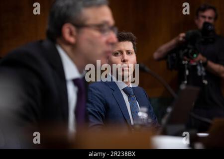 Washington, USA, 16/05/2023, Samuel Altman, rechts, CEO, OpenAI, hört zu, während Gary Marcus, Left, Professor Emeritus, New York University, seine Eröffnungsansprache während eines Senatsausschusses für das Justizwesen, Unterausschuss für Datenschutz, Technologie, Und die Anhörung zur Gesetzesaufsicht zur Untersuchung von künstlicher Intelligenz, mit Schwerpunkt auf Regeln für künstliche Intelligenz, im Dirksen Senatsgebäude in Washington, DC, USA, Dienstag, 16. Mai, 2023. Sam Altman, CEO von OpenAI, dem Unternehmen hinter ChatGPT, hat am Dienstag vor einem Ausschuss des US-Senats über die Möglichkeiten und Fallstricke der neuen Technologie ausgesagt. Herr Stockfoto