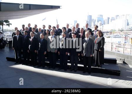 Hochrangige Beamte der 21 an der APEC teilnehmenden Länder posieren am ersten Tag der APEC-Führungswoche, die vom 2-9. September 2007 an stattfindet, für die Fotobesprechung hochrangiger Beamter. Sydney Convention and Exhibition Centre, Darling Harbour. Sydney, Australien. 02.09.07. Stockfoto