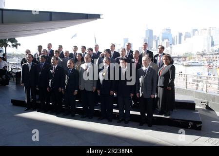 Hochrangige Beamte der 21 an der APEC teilnehmenden Länder posieren am ersten Tag der APEC-Führungswoche, die vom 2-9. September 2007 an stattfindet, für die Fotobesprechung hochrangiger Beamter. Sydney Convention and Exhibition Centre, Darling Harbour. Sydney, Australien. 02.09.07. Stockfoto