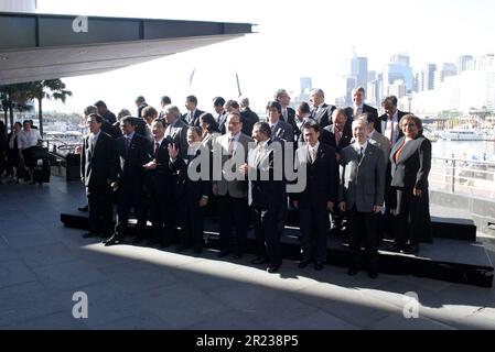 Hochrangige Beamte der 21 an der APEC teilnehmenden Länder posieren am ersten Tag der APEC-Führungswoche, die vom 2-9. September 2007 an stattfindet, für die Fotobesprechung hochrangiger Beamter. Sydney Convention and Exhibition Centre, Darling Harbour. Sydney, Australien. 02.09.07. Stockfoto