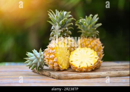 Ananasscheiben Holzschneidbrett für Lebensmittel Obst reife Ananas im Naturhintergrund, frische Ananas tropische Früchte im Sommer Stockfoto
