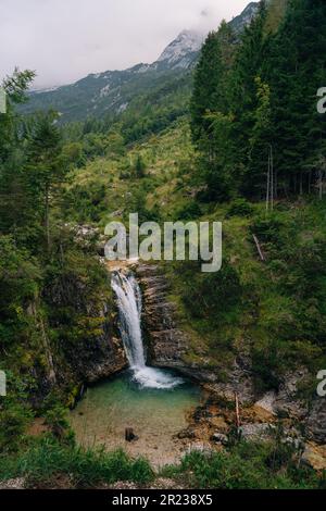 Wasserfall Gavon Grant in den dolomiten italien. Hochwertiges Foto Stockfoto