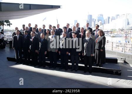 Hochrangige Beamte der 21 an der APEC teilnehmenden Länder posieren am ersten Tag der APEC-Führungswoche, die vom 2-9. September 2007 an stattfindet, für die Fotobesprechung hochrangiger Beamter. Sydney Convention and Exhibition Centre, Darling Harbour. Sydney, Australien. 02.09.07. Stockfoto